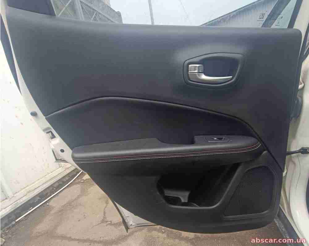 Обшивка задніх лівих дверей 5US11LA3AE Jeep Compass Trailhawk 2018