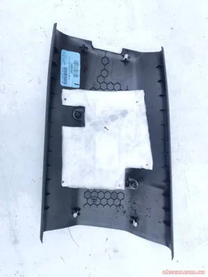 Накладка центральної стійки нижня права Jeep Compass 17-26 чорна, 5SZ60DX9AA